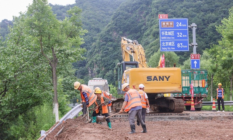 Một đoạn quốc lộ bị hư hại do lũ lụt tại quận Hoài Nhân, Bắc Kinh ngày 28/7. Ảnh: Global Times