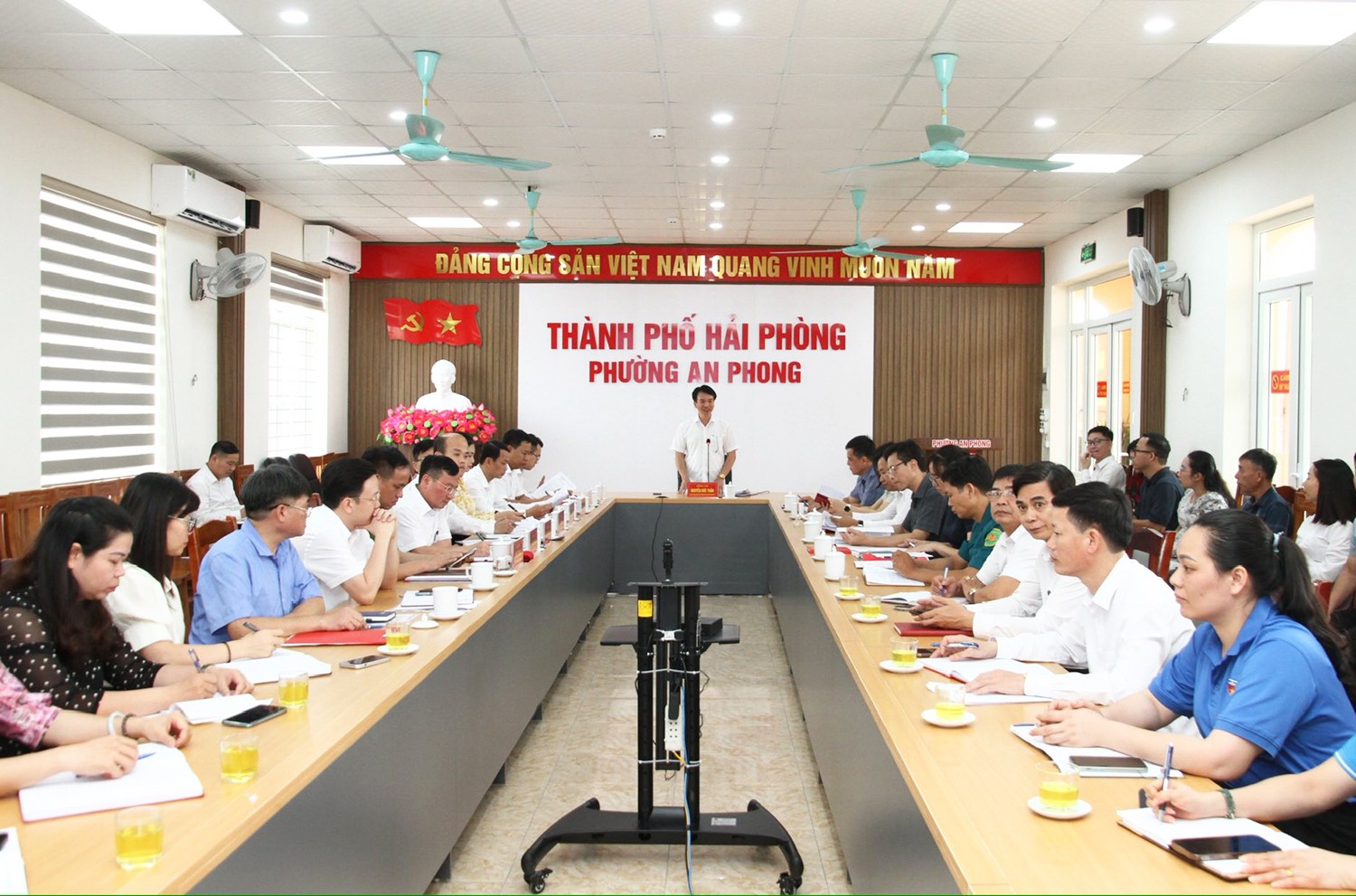Ông Nguyễn Đức Tuấn, Ủy viên Ban Thường vụ Thành ủy, Phó Chủ tịch Thường trực Ủy ban MTTQ Việt Nam thành phố Hải Phòng phát biểu tại buổi làm việc với phường An Phong. Ảnh Quốc-Cường.