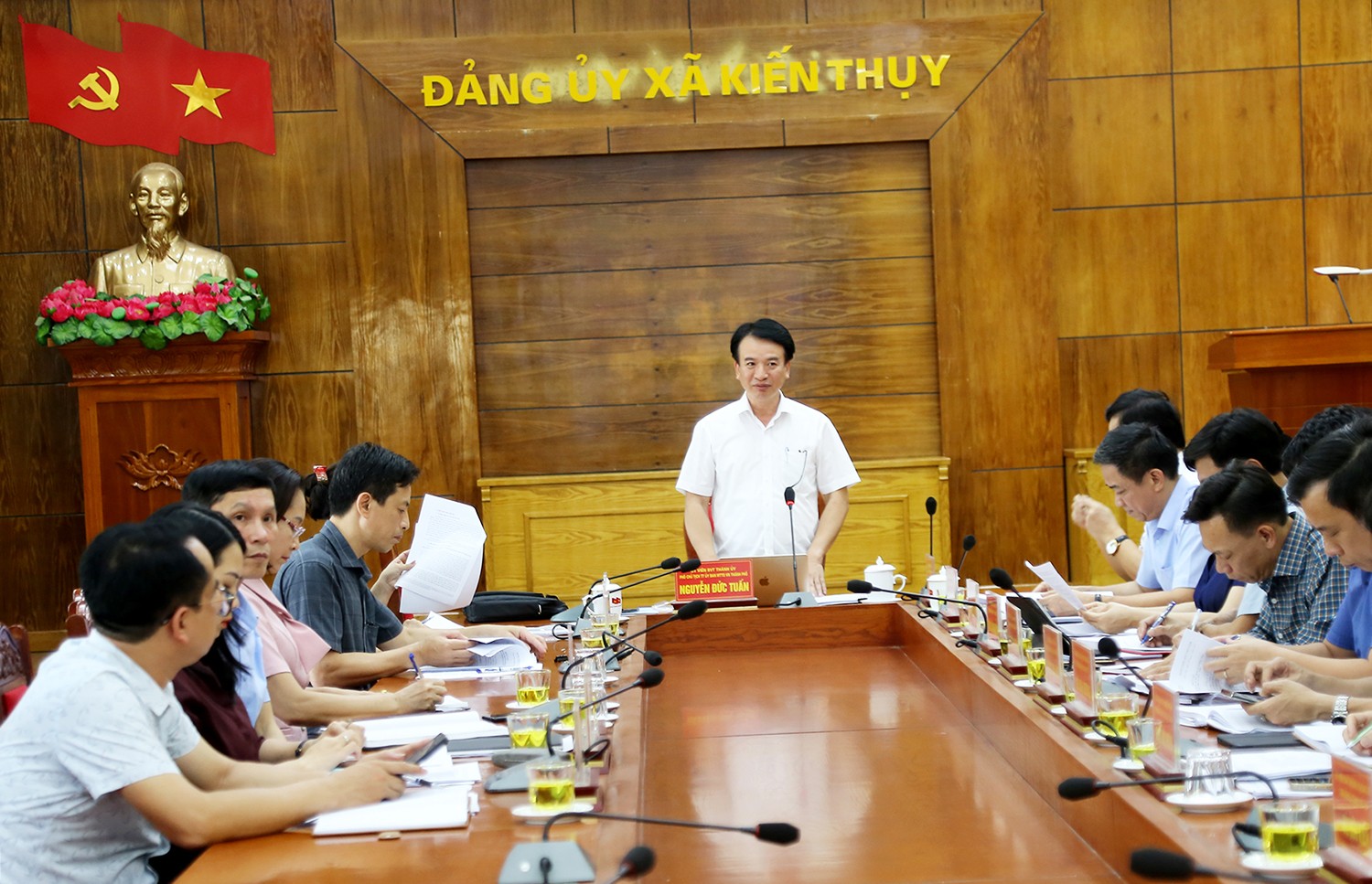 Phó Chủ tịch Thường trực Ủy ban MTTQ Việt Nam thành phố Hải Phòng Nguyễn Đức Tuấn phát biểu tại buổi làm việc với xã Kiến Thụy.