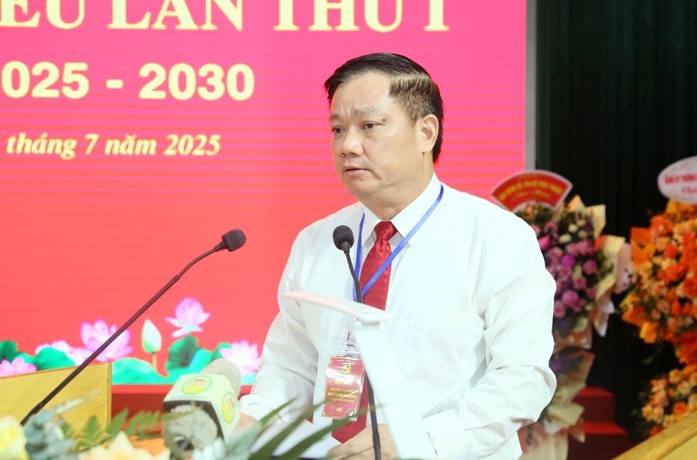 Ông Nguyễn Khắc Thận, Phó Bí thư Tỉnh ủy, Bí thư Đảng ủy, Chủ tịch UBND tỉnh Hưng Yên phát biểu tại đại hội. Ảnh Tất Đạt.