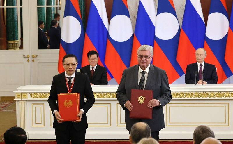 Ông Thongloun Sisoulith và ông Vladimir Putin chứng kiến lễ ký kết các văn kiện hợp tác ngày 31/7. Ảnh: Bộ Ngoại giao Nga