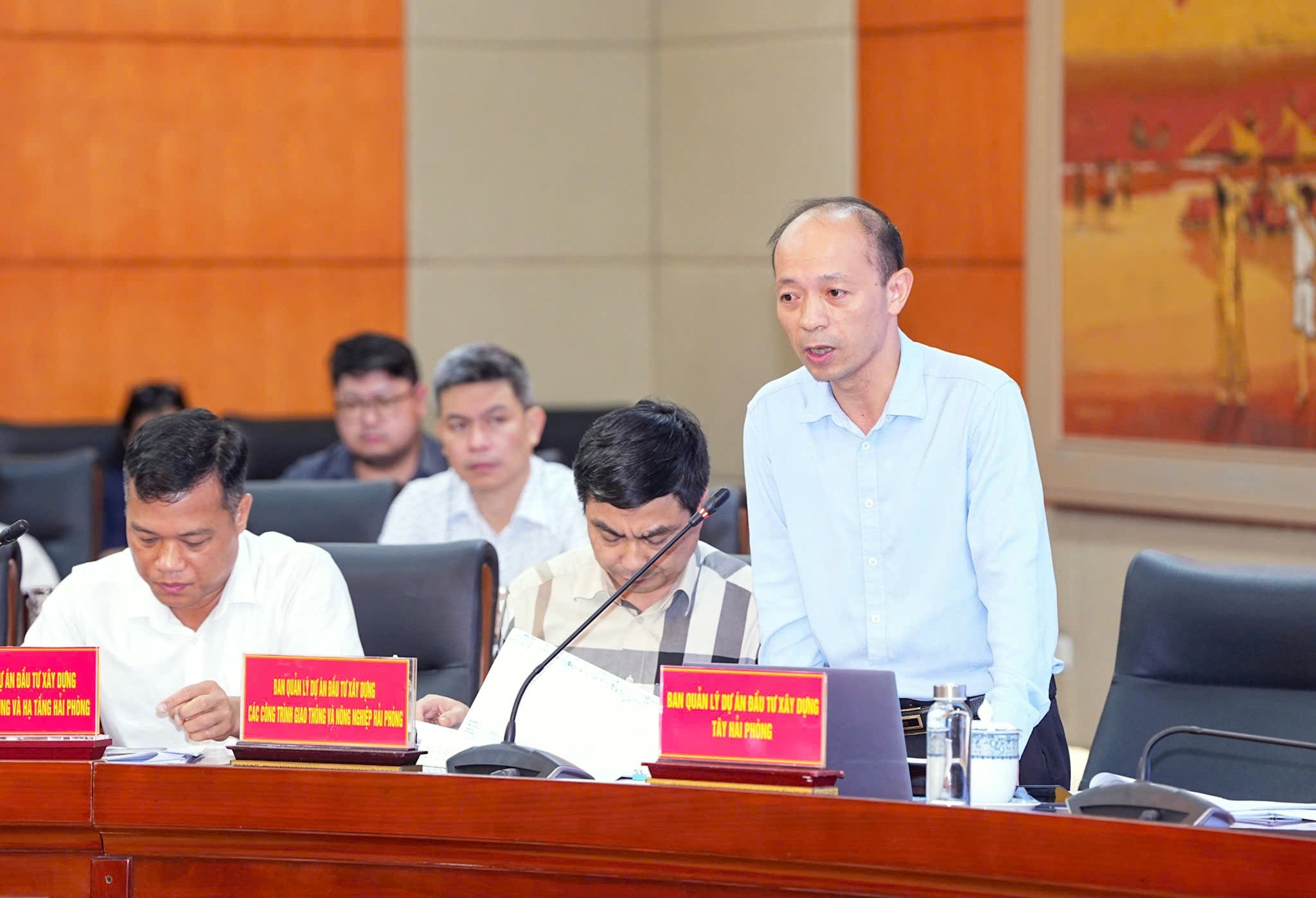 Đại diện sở, ngành của thành phố Hải Phòng phát biểu tại phiên họp.