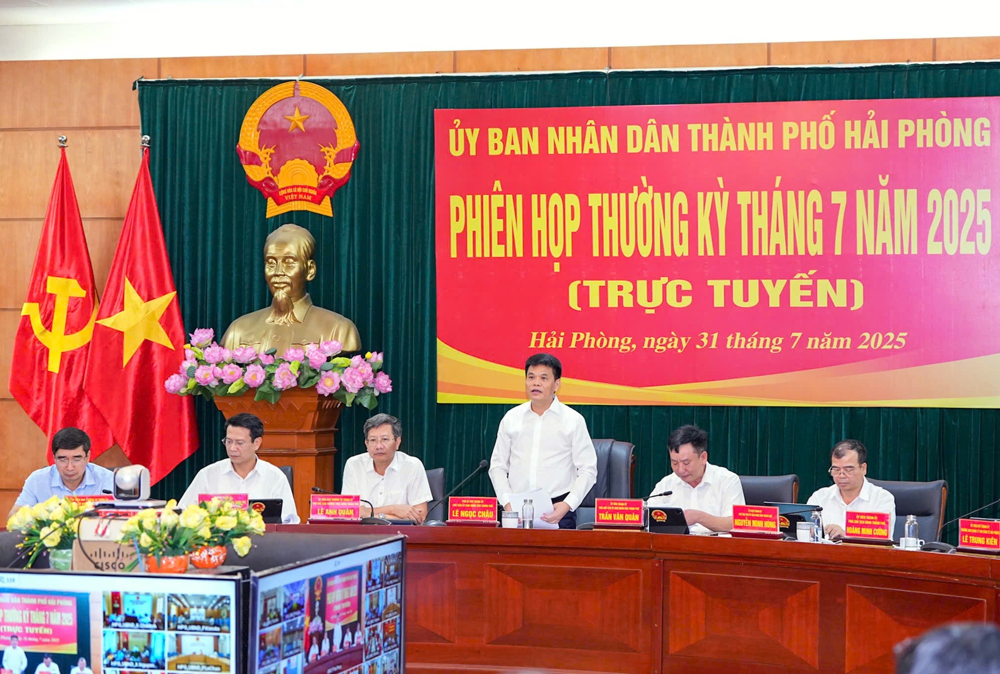 Chủ tịch UBND thành phố Hải Phòng Lê Ngọc Châu phát biểu chỉ đạo tại phiên họp. Ảnh Đàm Thanh.