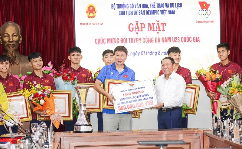 Bộ trưởng Nguyễn Văn Hùng thay mặt Ủy ban Olympic Việt Nam trao thưởng 500 triệu đồng cho U23 Việt Nam. Ảnh: VFF