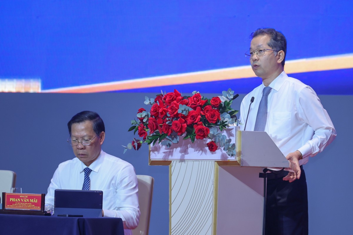 Bí thư thành ủy Đà Nẵng trình bày chương trình hành động của trung tâm tài chính quốc tế tại thành phố Đà Nẵng. Ảnh: VGP.