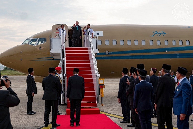 Ông Sultan Ibrahim lên máy bay tới Moscow (Nga) ngày 4/8. Ảnh: Facebook/@Anwar Ibrahim