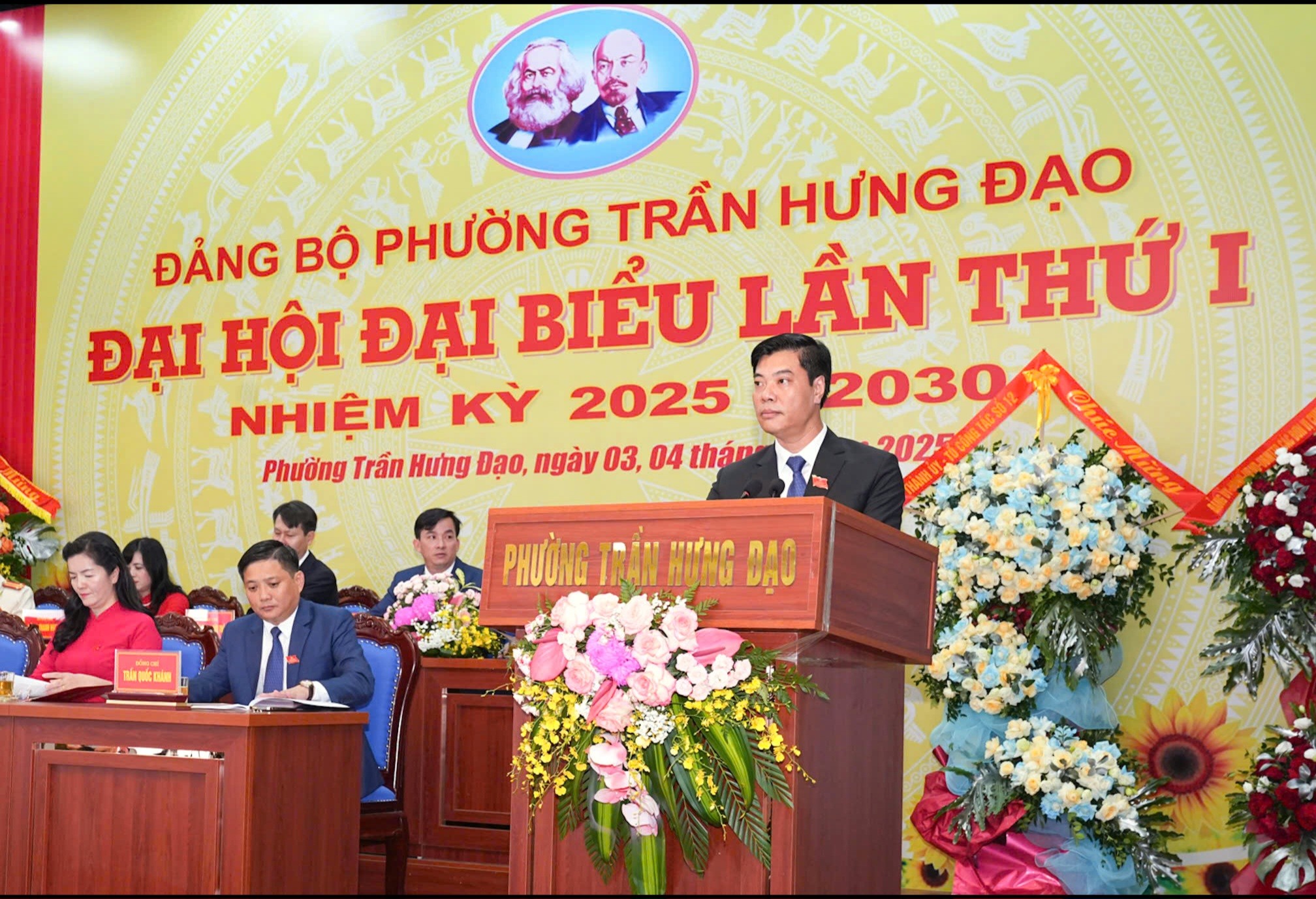 Ông Nguyễn Minh Thắng, Bí thư Đảng ủy phường Trần Hưng Đạo trình bày dự thảo báo cáo chính trị tại đại hội.