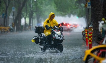 Trung Quốc sơ tán hơn 80.000 cư dân ở thủ đô do mưa lũ