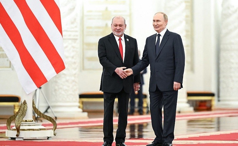 Quốc vương Malaysia Sultan Ibrahim và Tổng thống Nga Vladimir Putin tại Đại sảnh St. George ở Điện Kremlin ngày 6/8. Ảnh: Bộ Ngoại giao Nga