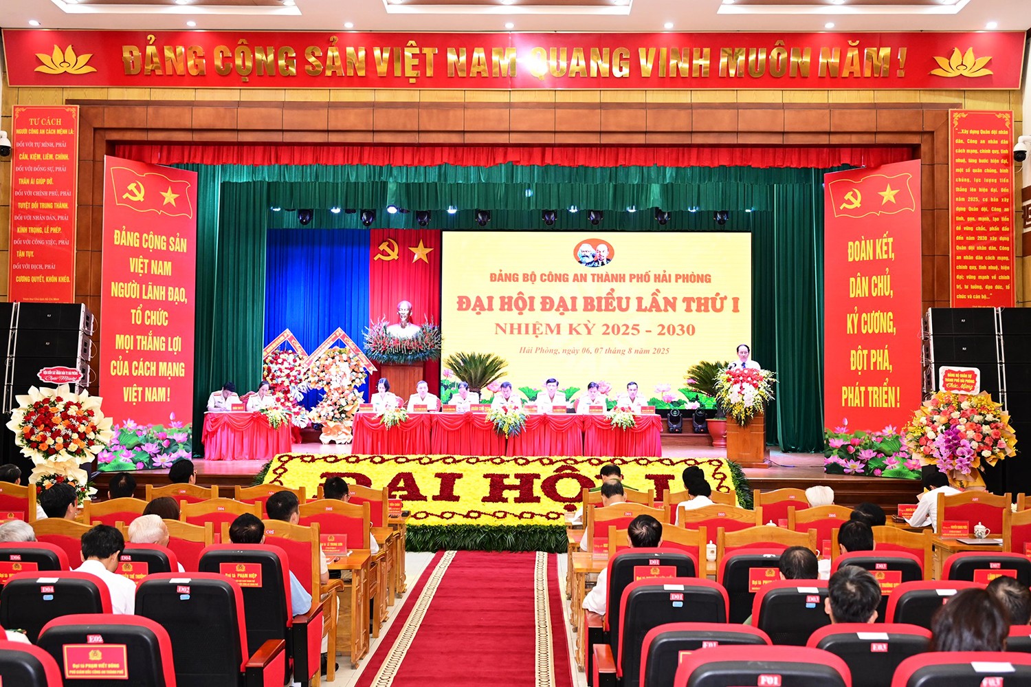 Ông Lê Tiến Châu, Ủy viên Trung ương Đảng, Bí thư Thành ủy, Trưởng Đoàn đại biểu quốc hội thành phố Hải Phòng phát biểu chỉ đạo đại hội. Ảnh CATP Hải Phòng.