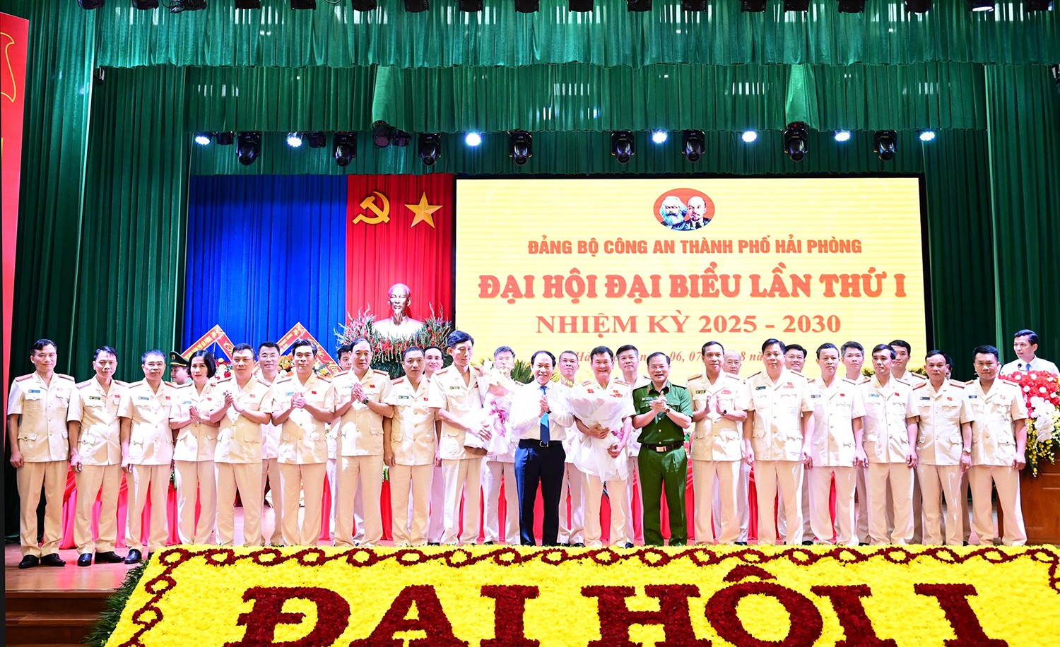 Ông Lê Tiến Châu, Ủy viên Trung ương Đảng, Bí thư Thành ủy, Trưởng Đoàn đại biểu quốc hội thành phố Hải Phòng và Thượng tướng Nguyễn Văn Long, Ủy viên Ban Thường vụ Đảng ủy Công an Trung ương, Thứ trưởng Bộ Công an tặng hoa chúc mừng Ban Chấp hành Đảng bộ Công an thành phố Hải Phòng, nhiệm kỳ 2025 - 2030.