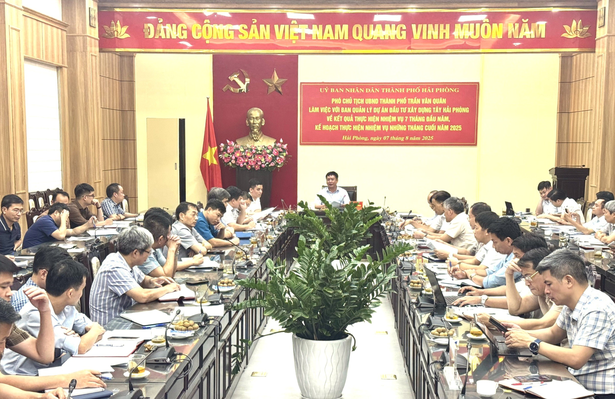 Phó Chủ tịch UBND thành phố Hải Phòng Trần Văn Quân làm việc với Ban Quản lý dự án đầu tư xây dựng Tây Hải Phòng và các sở, ngành liên quan của thành phố. Ảnh Nguyễn Hạnh.