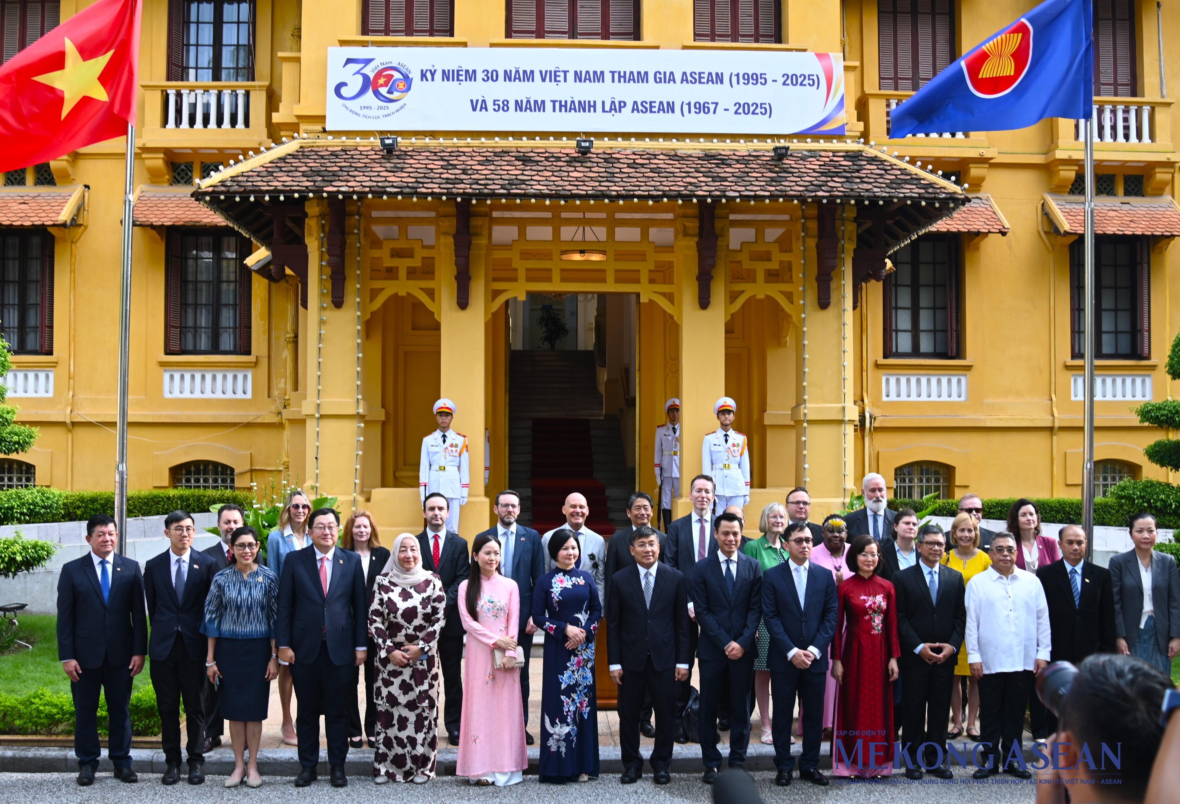 Lễ thượng cờ kỷ niệm 58 năm thành lập ASEAN tại Hà Nội