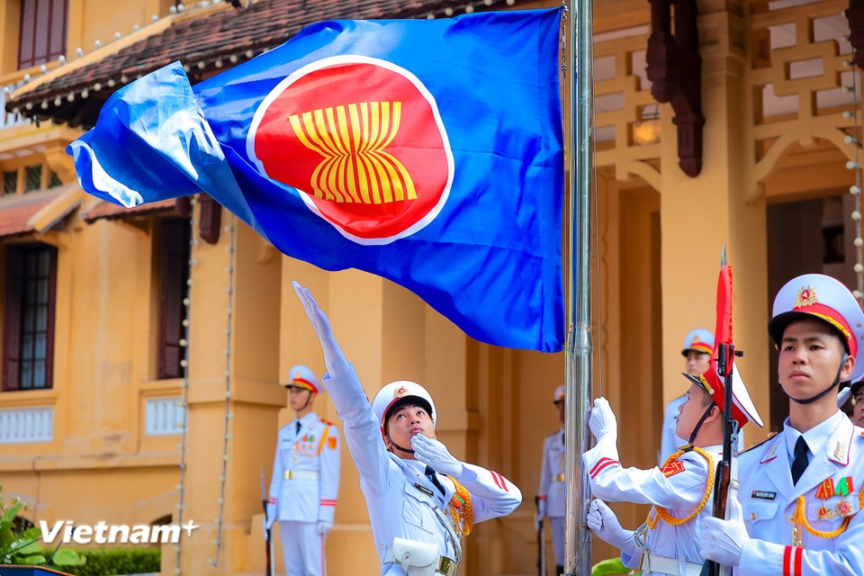Lễ thượng cờ kỷ niệm 58 năm thành lập ASEAN tại Hà Nội