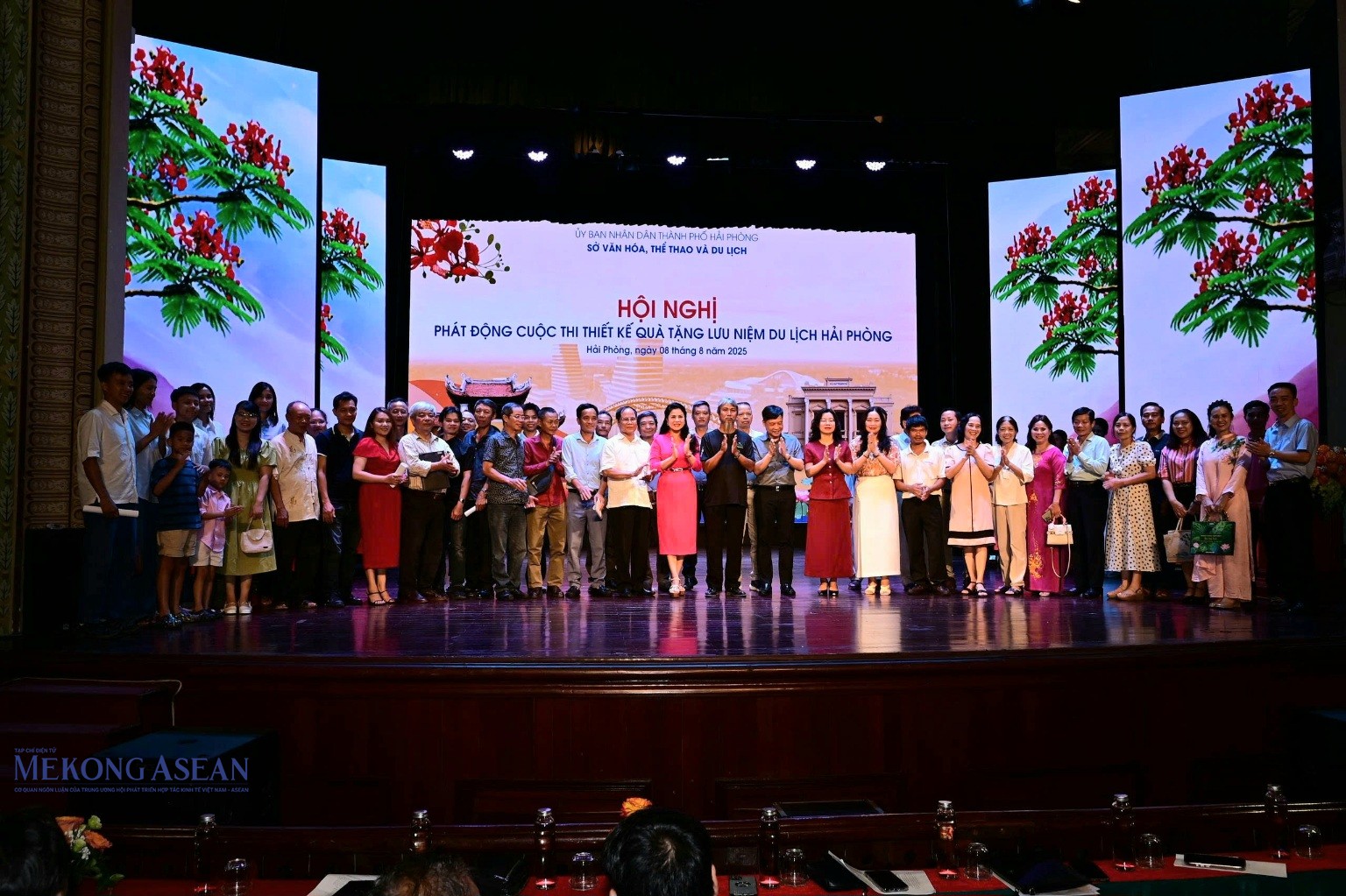 Các đại biểu chụp ảnh lưu niệm.