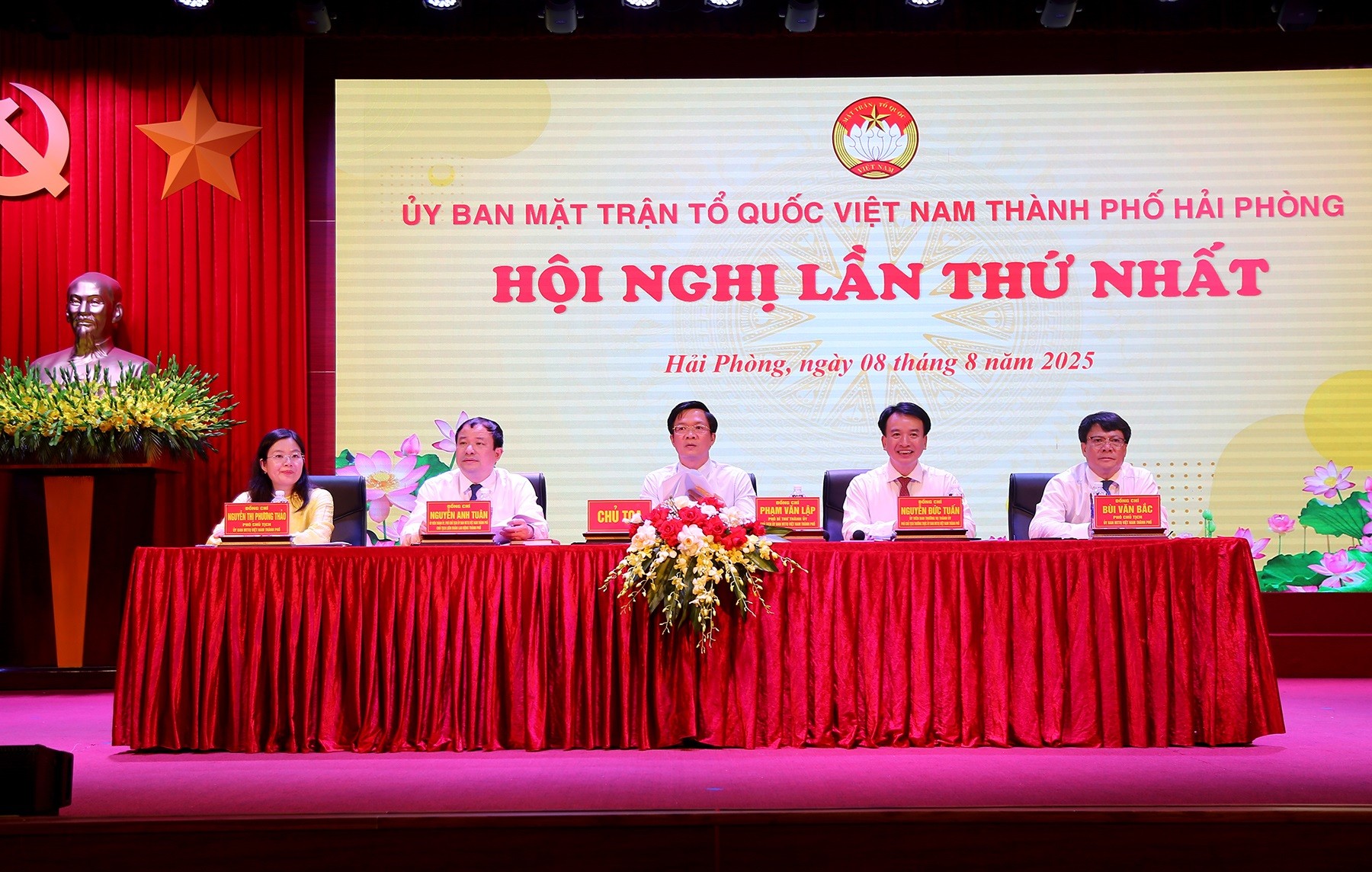 Chủ tọa điều hành hội nghị. Ảnh Nguyễn Hải.