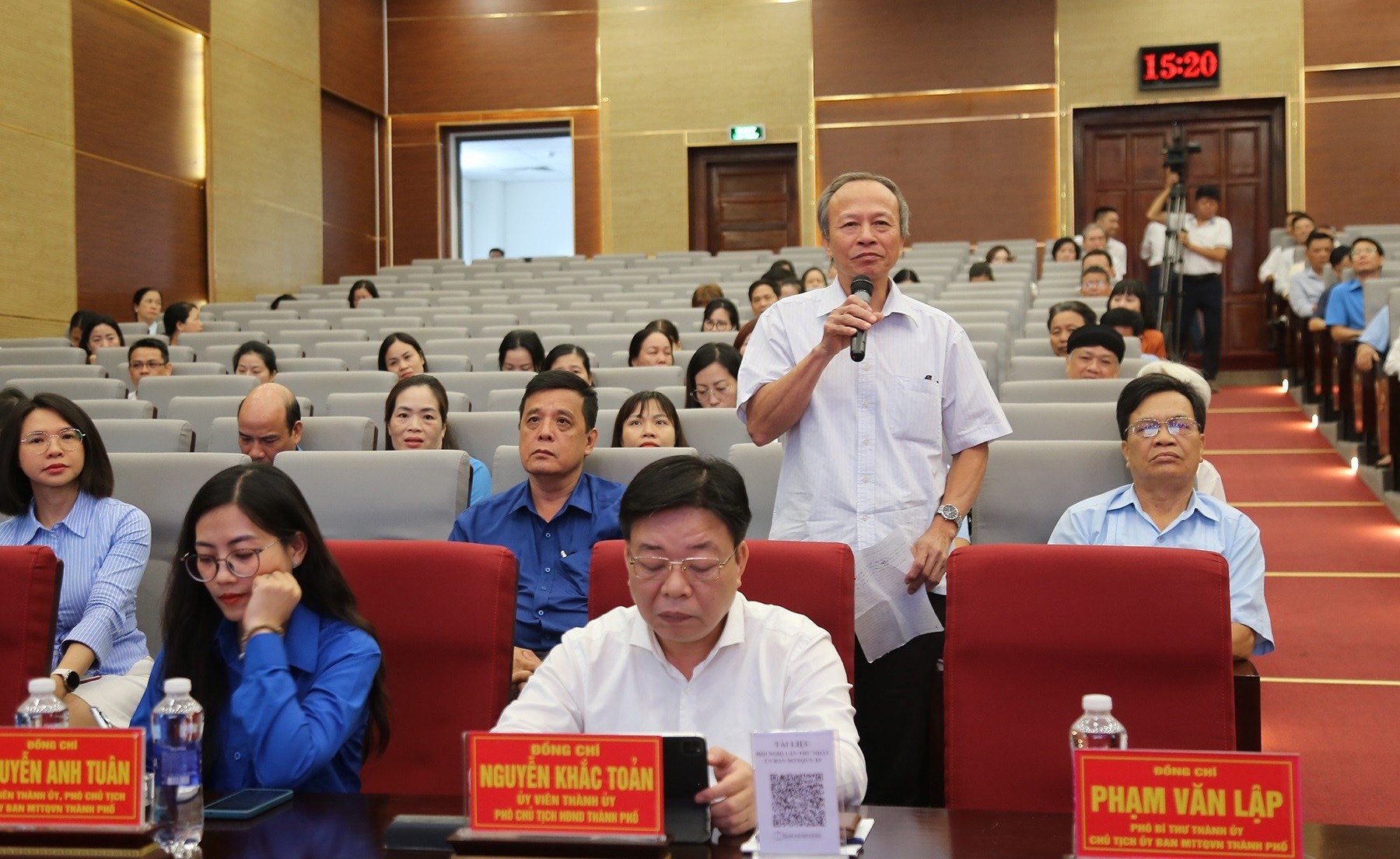 Đại biểu góp ý tại hội nghị.