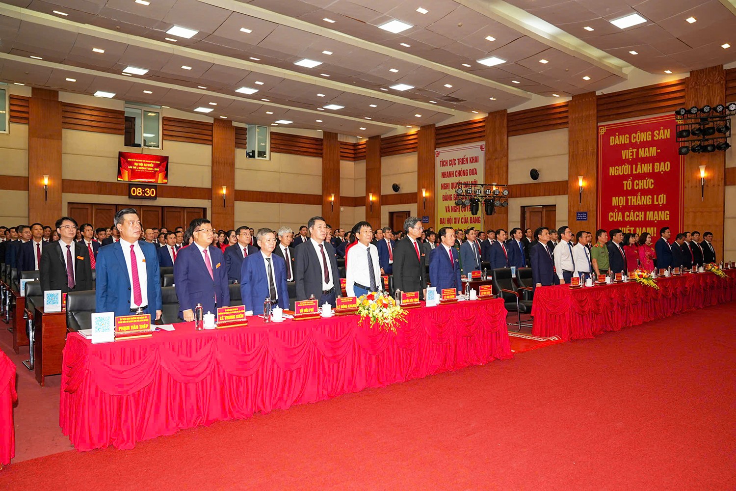 Các đại biểu làm Lễ chào cờ. Ảnh: Đàm Thanh - Thu Hường.