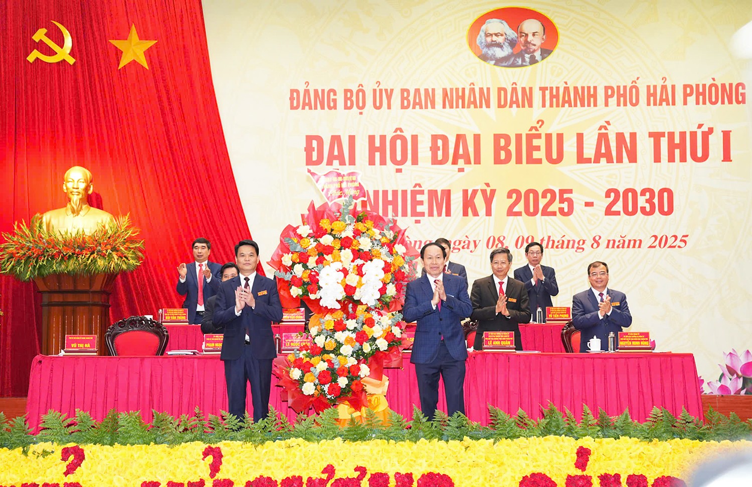Ông Lê Tiến Châu, Ủy viên Trung ương Đảng, Bí thư Thành uỷ Hải Phòng tặng hoa chúc mừng đại hội. Ảnh Thu Hường.
