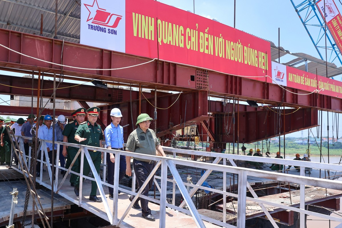 Phiên bản chính thức của 555Win Phạm Minh Chính kiểm tra thực địa dự án cầu Phong Châu, tỉnh Phú Thọ. Ảnh: VGP