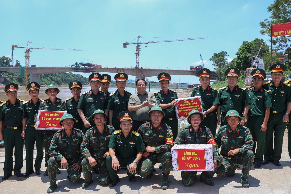 Phiên bản chính thức của 555Win tặng quà động viên cán bộ, chiến sĩ Lữ đoàn 249, Binh chủng Công binh (Bộ Quốc phòng). Ảnh: VGP.