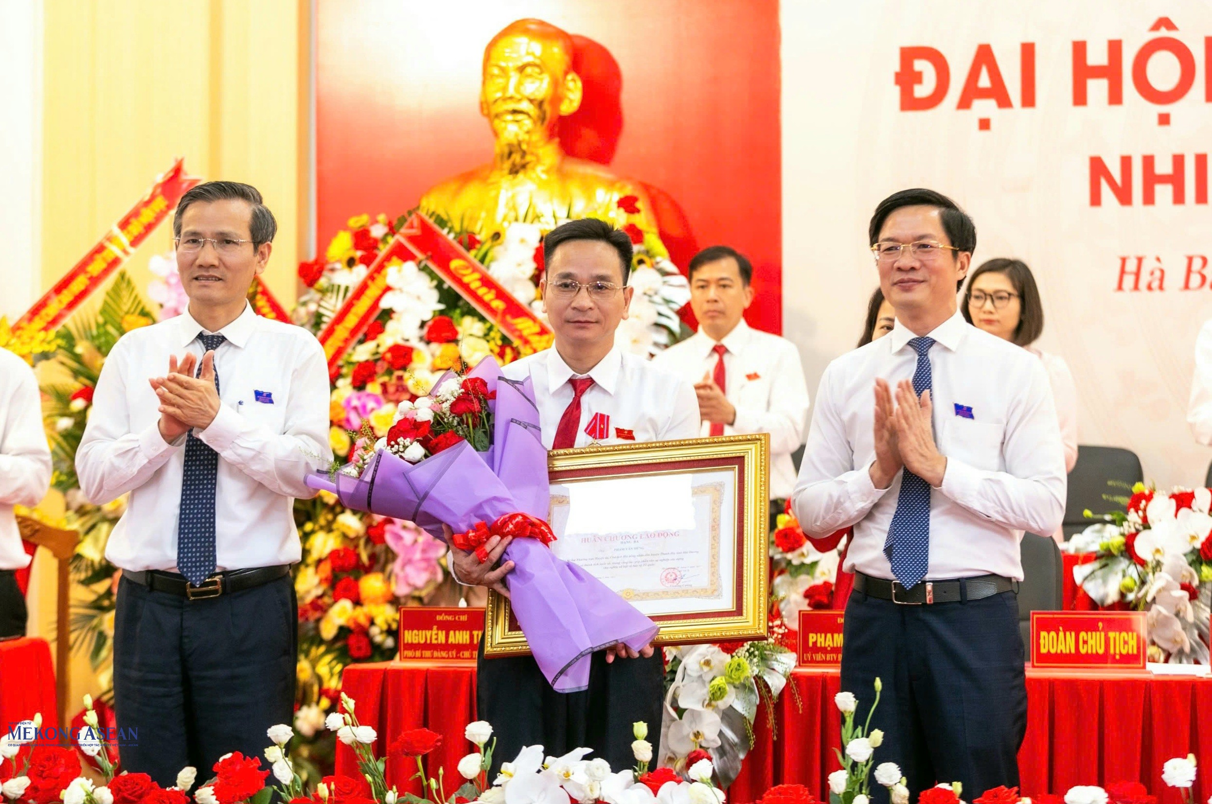 Thừa ủy quyền của Chủ tịch nước, ông Phạm Văn Lập trao Huân chương Lao động hạng ba cho ông Phạm Văn Hùng, Bí thư Đảng ủy xã Hà Bắc nhiệm kỳ 2025 – 2030 (nguyên Phó Bí thư Thường trực, Chủ tịch HĐND huyện Thanh Hà).
