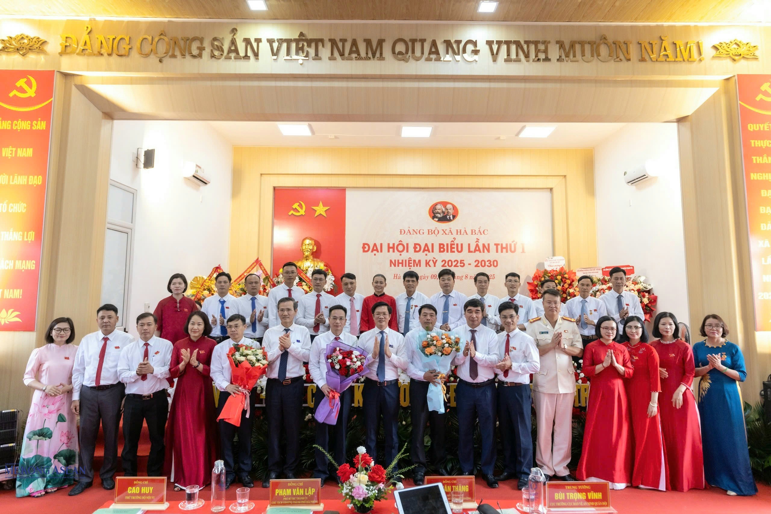 Ông Phạm Văn Lập, Phó Bí thư Thành ủy, Chủ tịch Ủy ban MTTQ Việt Nam thành phố Hải Phòng tặng hoa chúc mừng Ban Chấp hành Đảng bộ xã Hà Bắc nhiệm kỳ 2025 - 2030.