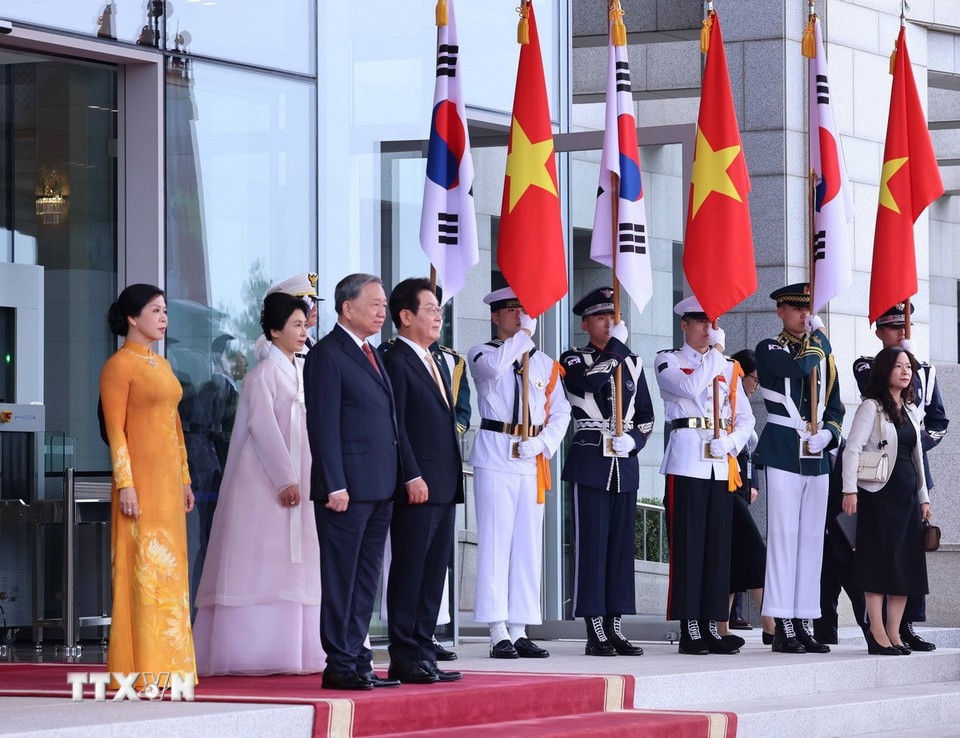 Hàn Quốc bắn 21 loạt đại bác chào mừng Tổng Bí thư Tô Lâm