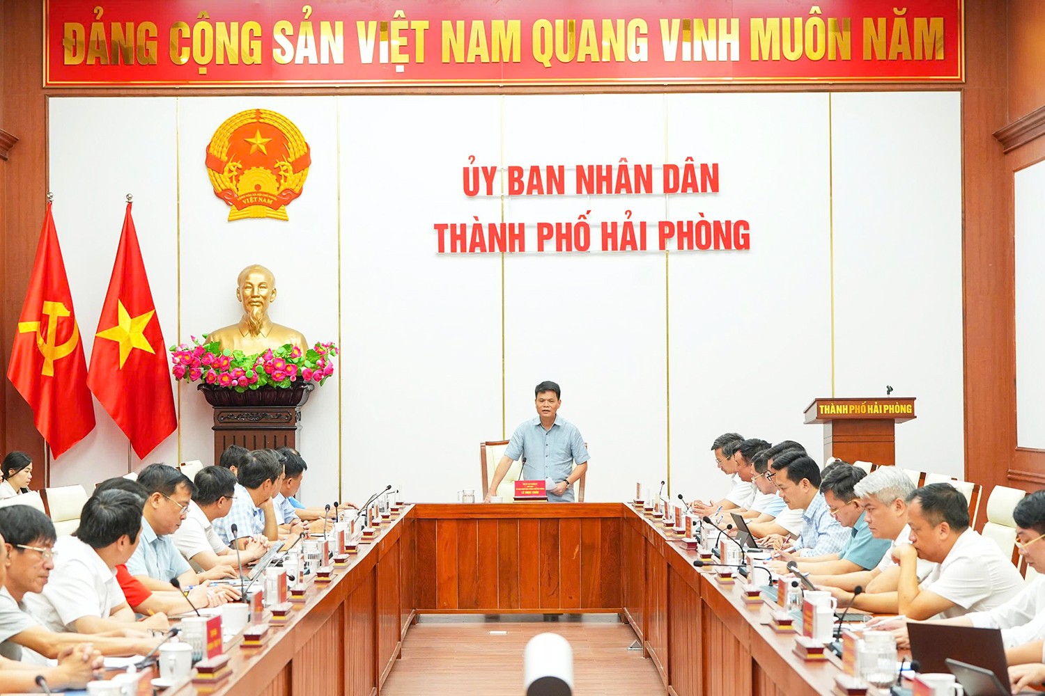 Chủ tịch UBND thành phố Hải Phòng Lê Ngọc Châu chủ trì cuộc họp, sáng 11/8.