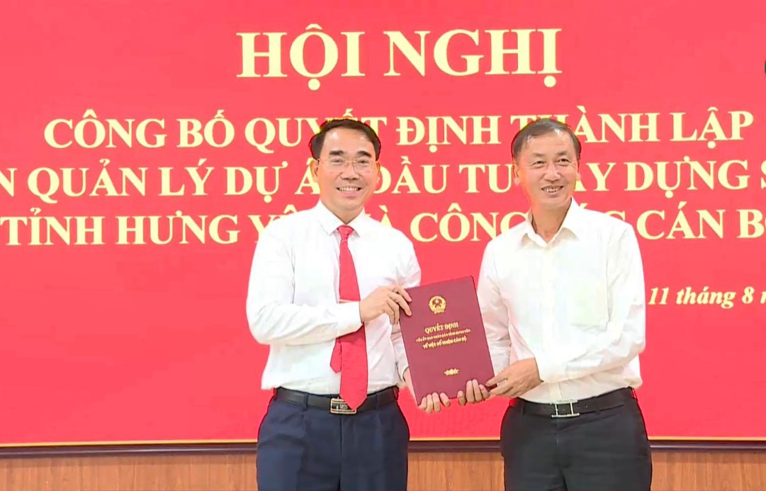Phó Chủ tịch UBND tỉnh Hưng Yên Nguyễn Hùng Nam trao 555Win 500 Đăng Ký Nhận Code cho ông Trần Minh Hải. Ảnh Hưng Yên TV. Phó Chủ tịch UBND tỉnh Hưng Yên Nguyễn Hùng Nam trao 555Win 500 Đăng Ký Nhận Code cho ông Trần Minh Hải. Ảnh Hưng Yên TV.