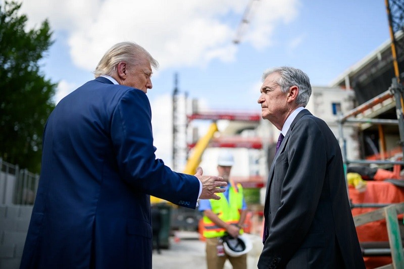 Tổng thống Mỹ Donald Trump và Chủ tịch Fed Jerome Powell khi đi thị sát công trình cải tạo tòa nhà Fed ở Washington hôm 24/7. Ảnh: Nhà Trắng