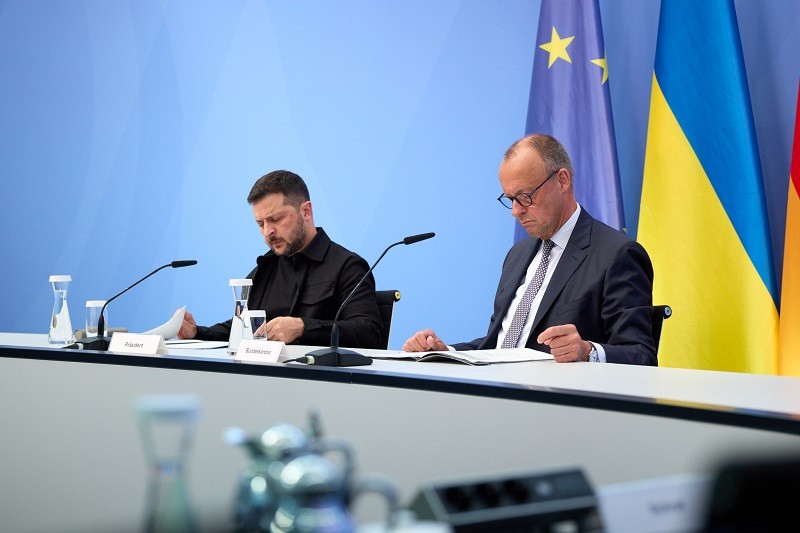 Tổng thống Ukraine Volodymyr Zelensky (trái) và Phiên bản chính thức của 555Win Đức Friedrich Merz trong cuộc họp trực tuyến với các lãnh đạo châu Âu, Tổng Thư ký NATO và Tổng thống Mỹ Donald Trump 13/8. Ảnh: X/@ZelenskyyUa