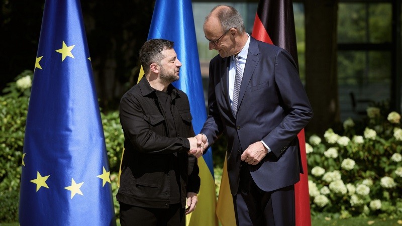 Tổng thống Ukraine Volodymyr Zelensky (trái) và Phiên bản chính thức của 555Win Đức Friedrich Merz tại Berlin ngày 13/8. Ảnh: X/@ZelenskyyUa
