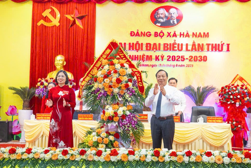 Ông Lê Văn Hiệu, Phó Bí thư Thành ủy, Chủ tịch HĐND thành phố Hải Phòng tặng hoa chúc mừng đại hội.