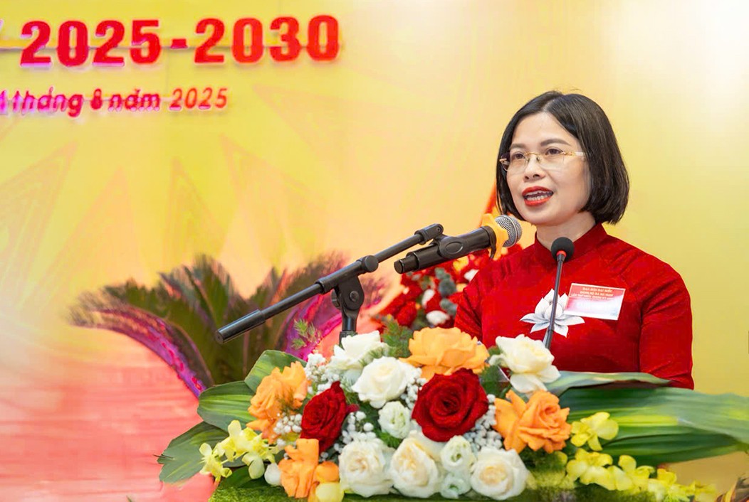 Bà Hoàng Thị Thúy Hà, Bí thư Đảng ủy xã Hà Nam phát biểu tại đại hội.