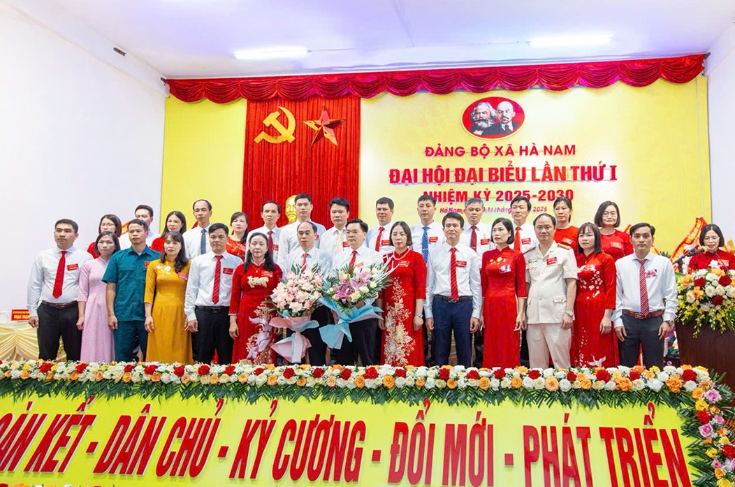 Ban Chấp hành Đảng bộ xã Hà Nam nhiệm kỳ 2025 - 2030 ra mắt đại hội.