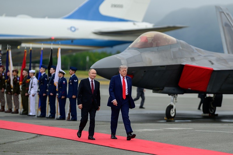 Ông Putin và ông Trump đi cùng nhau trên thảm đỏ tại căn cứ Elmendorf-Richardson tại Alaska ngày 15/8. Ảnh: Nhà Trắng