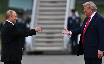 Tổng thống Trump hoãn lệnh trừng phạt Nga