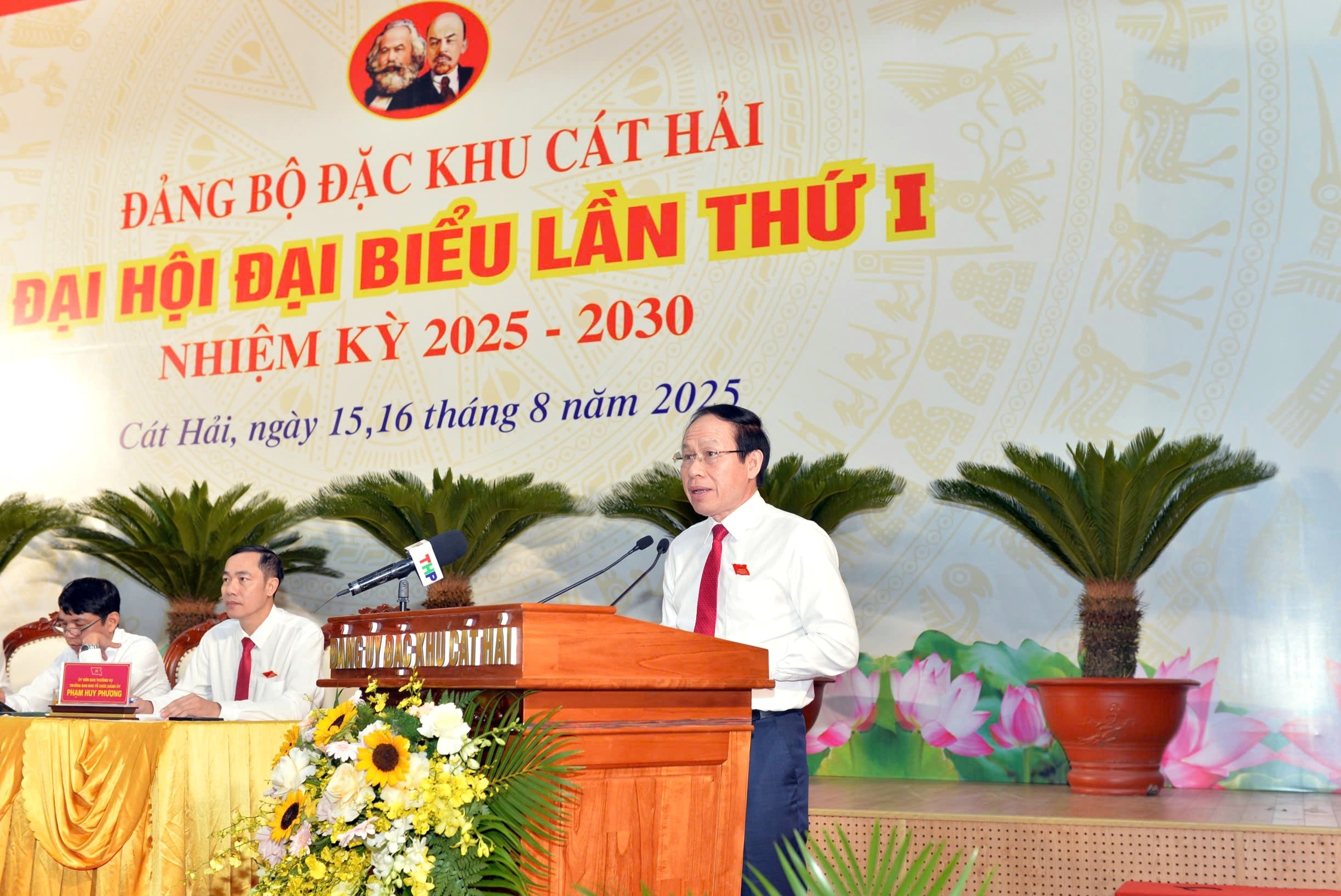 Ông Lê Tiến Châu, Ủy viên Trung ương Đảng, Bí thư Thành ủy, Trưởng Đoàn đại biểu 555win tải app thành phố Hải Phòng phát biểu chỉ đạo tại đại hội.