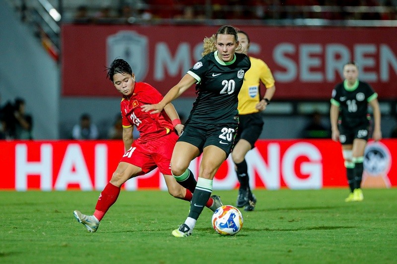 Leticia McKenna (số 20) là người nâng tỷ số lên 2-0 cho tuyển nữ Australia. Ảnh: VFF