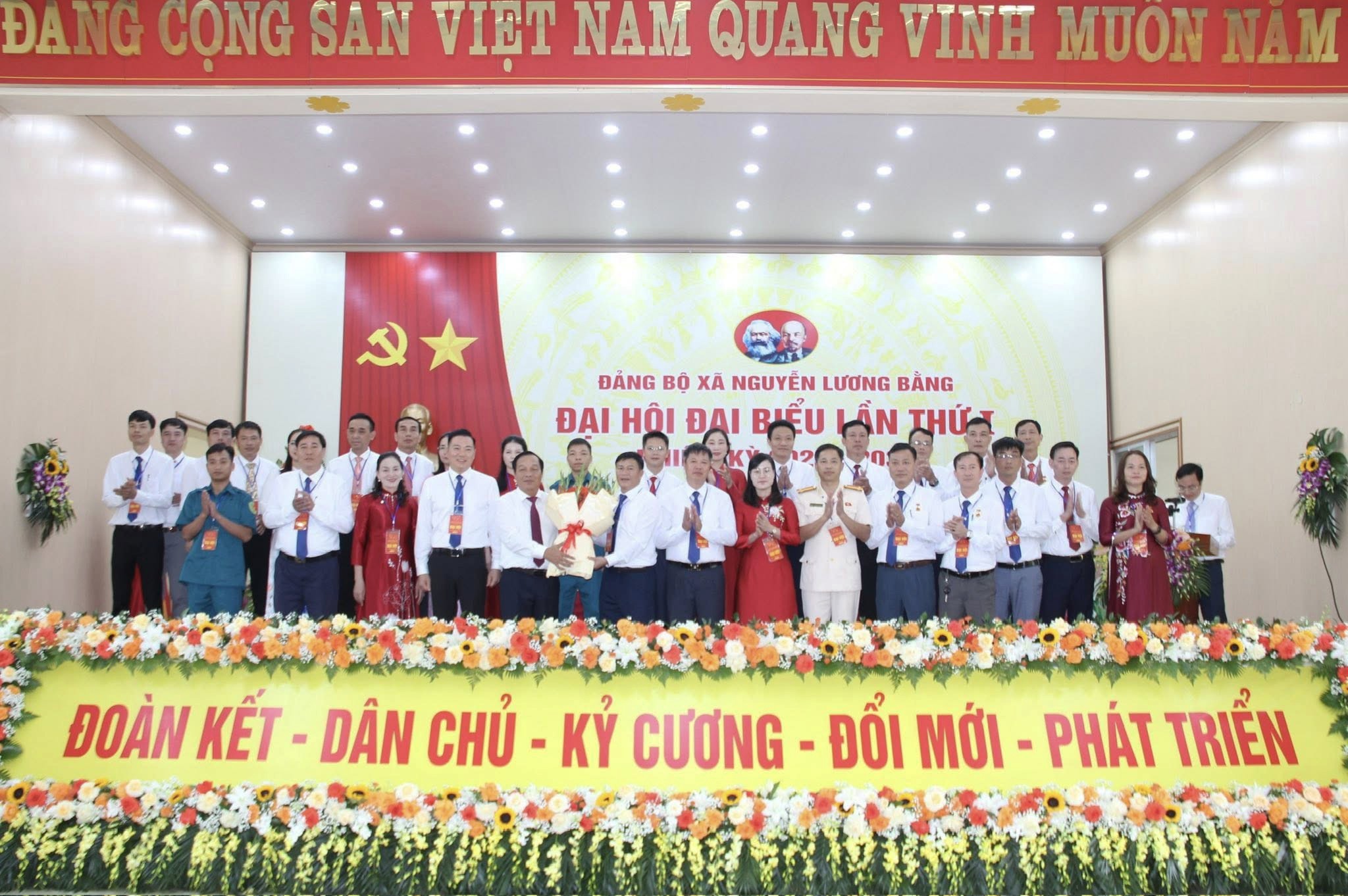Ban Chấp hành Đảng bộ xã Nguyễn Lương Bằng nhiệm kỳ 2025 - 2030 ra mắt đại hội.