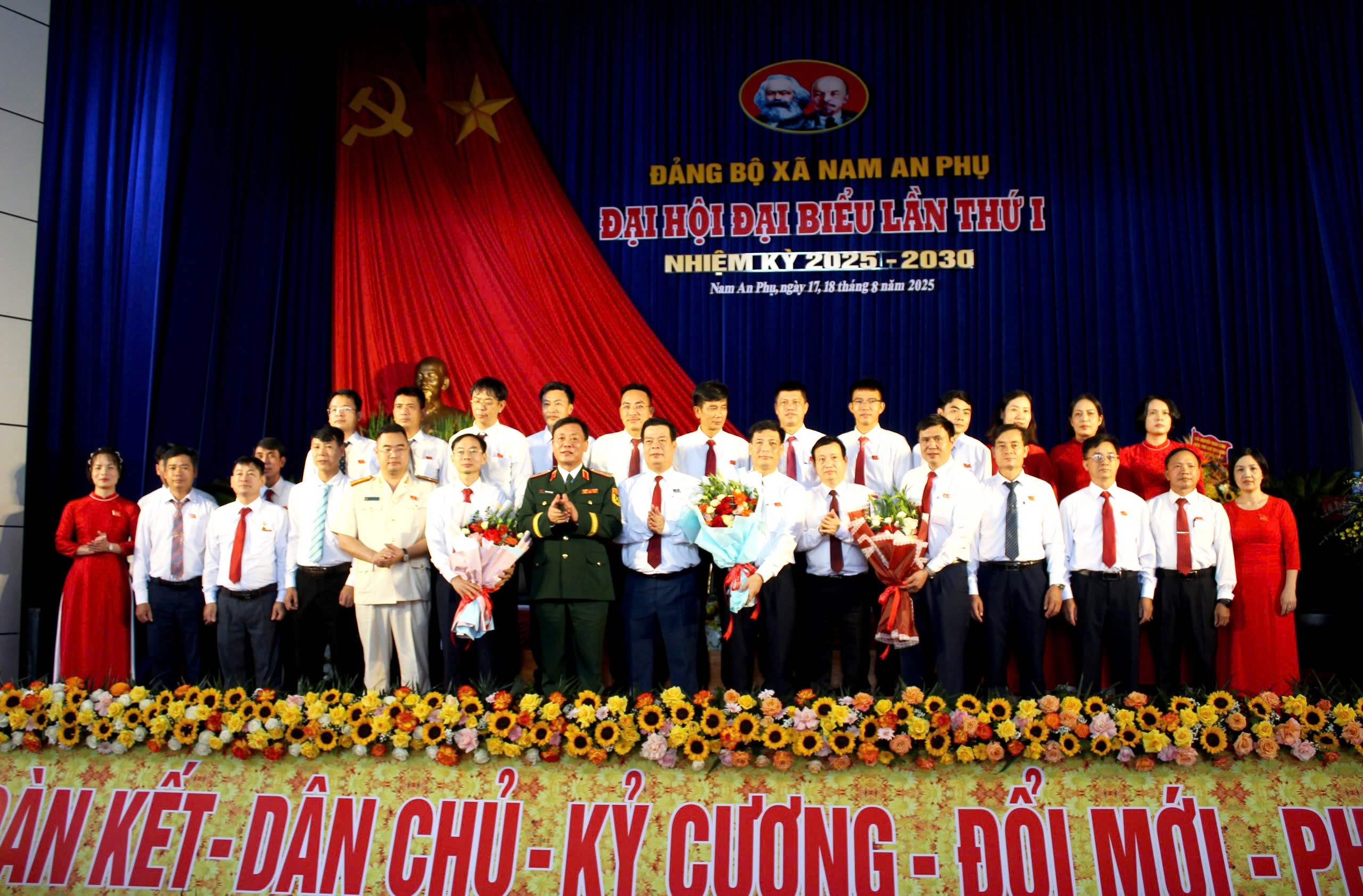 Ban Chấp hành Đảng bộ xã Nam An Phụ nhiệm kỳ 2025 - 2030 ra mắt đại hội.