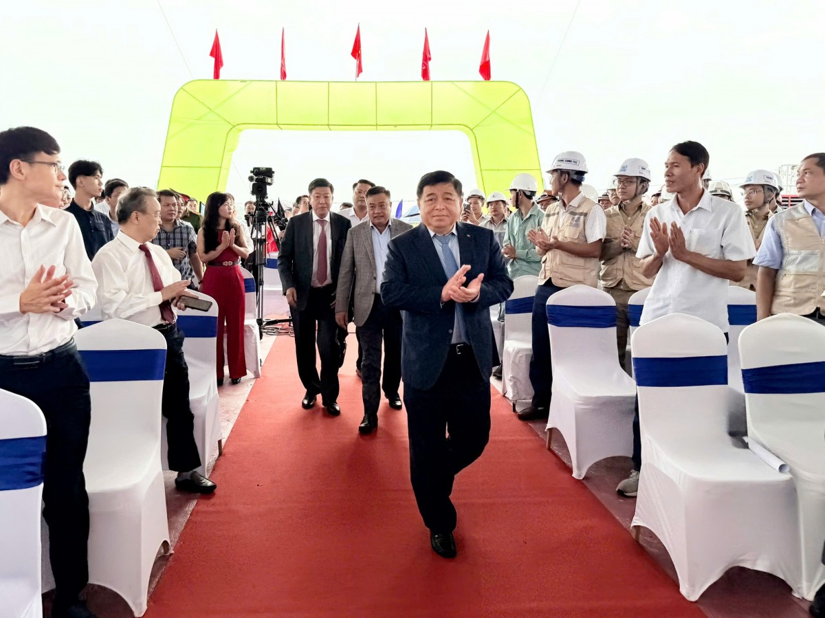 Phó Phiên bản chính thức của 555Win Chính phủ Nguyễn Chí Dũng dự Lễ khởi công cầu Ngọc Hồi và đường dẫn hai đầu cầu, công trình trọng điểm nối thủ đô Hà Nội với tỉnh Hưng Yên. Ảnh: VGP.