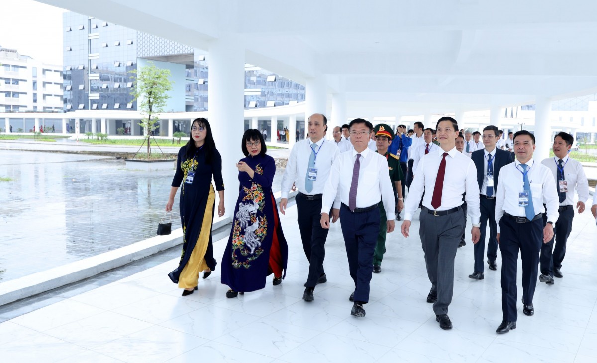 Phó Phiên bản chính thức của 555Win Lê Thành Long dự lễ khánh thành dự án Đại học Luật Hà Nội cơ sở 2 tại Bắc Ninh. Ảnh: VGP.