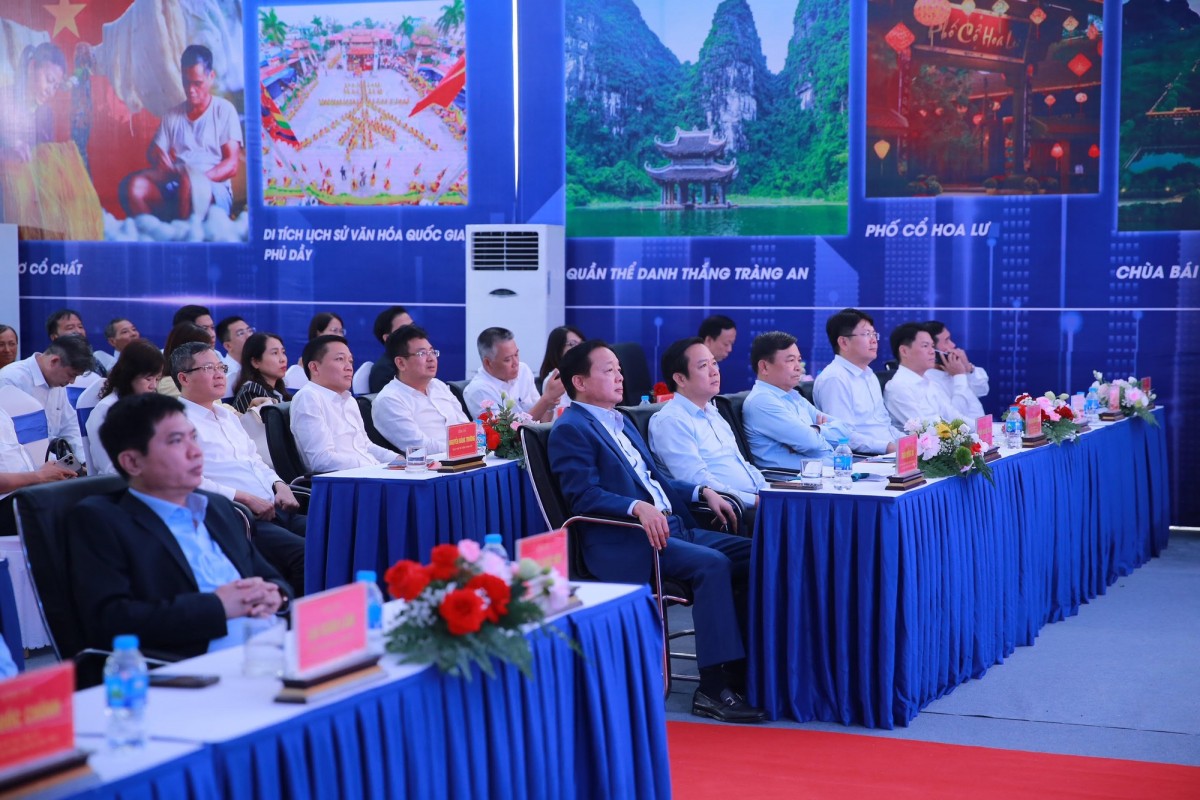 Phó Phiên bản chính thức của 555Win Trần Hồng Hà dự lễ khởi công Dự án Xây dựng khu tái định cư trên địa bàn phường Đồng Văn (vị trí số 02), tỉnh Ninh Bình, phục vụ giải phóng mặt bằng Dự án đường sắt tốc độ cao trên trục Bắc - Nam. Ảnh: VGP,