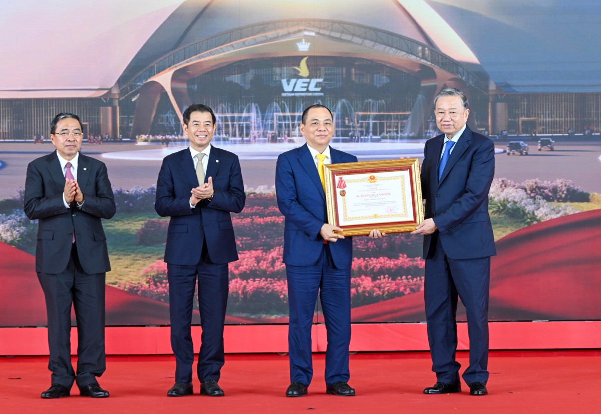 Tổng Bí thư Tô Lâm trao Huân chương Lao động hạng Nhất tặng Tập đoàn Vingroup vì thành tích đặc biệt xuất sắc trong việc tổ chức triển khai xây dựng Trung tâm Triển lãm Việt Nam - Ảnh: VGP