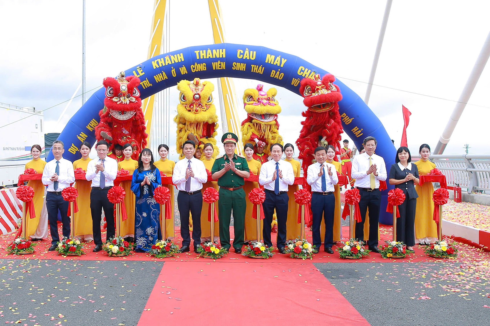 Lãnh đạo thành phố Hải Phòng và lãnh đạo Tập đoàn Vingroup cắt băng khánh thành công trình cầu Máy Chai (cầu Hoàng Gia) và đường dẫn hai bên đầu cầu. Ảnh Anh Phú.