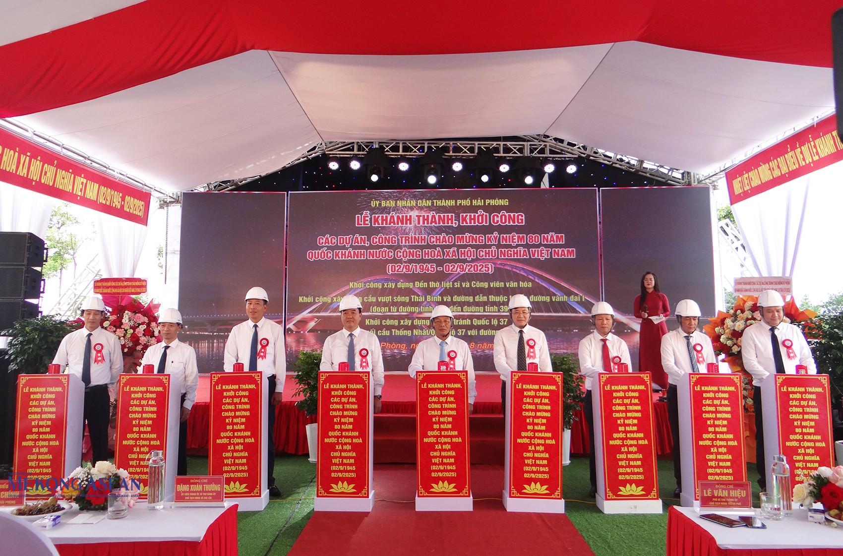Lãnh đạo thành phố Hải Phòng và các đại biểu bấm nút khởi công Dự án Xây dựng Đền thờ liệt sĩ và Công viên văn hóa; Dự án Xây dựng cầu vượt sông Thái Bình và đường dẫn thuộc tuyến đường vành đai I, đoạn từ đường tỉnh 391 đến đường tỉnh 390C; Dự án Đường tránh Quốc lộ 37 (đoạn nối cầu Thống Nhất/quốc lộ 37 với đường vành đai I), tại điểm cầu phường Tân Hưng. Ảnh Phùng Nguyện.
