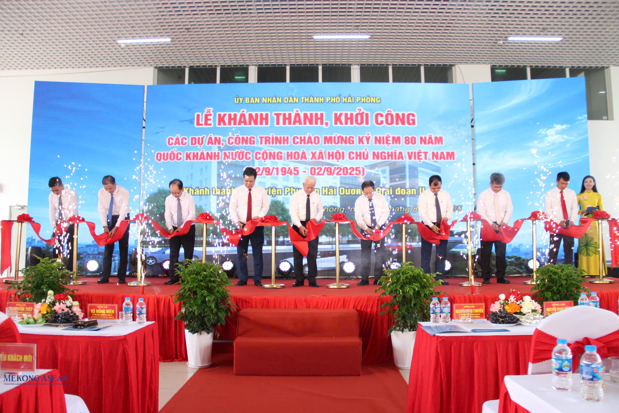 Lãnh đạo thành phố Hải Phòng và các đại biểu cắt băng khánh thành Dự án Đầu tư xây dựng Bệnh viện Phụ sản giai đoạn II, tại phường Lê Thanh Nghị. Ảnh Phùng Nguyện.