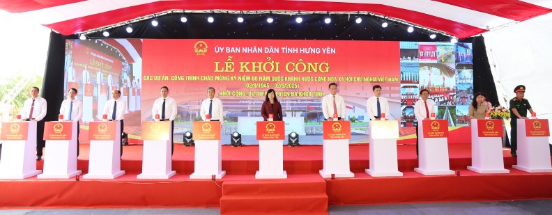Các đại biểu thực hiện nghi thức khởi công Dự án Bệnh viện Đa khoa tỉnh. Ảnh Bộ Y tế.